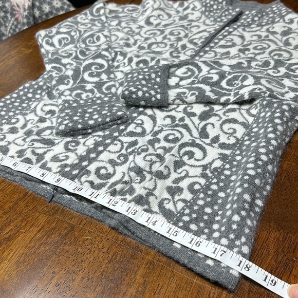 Icelandic design cardigan full front 2 way zipper angora soft grey and white. - Picture 13 of 13